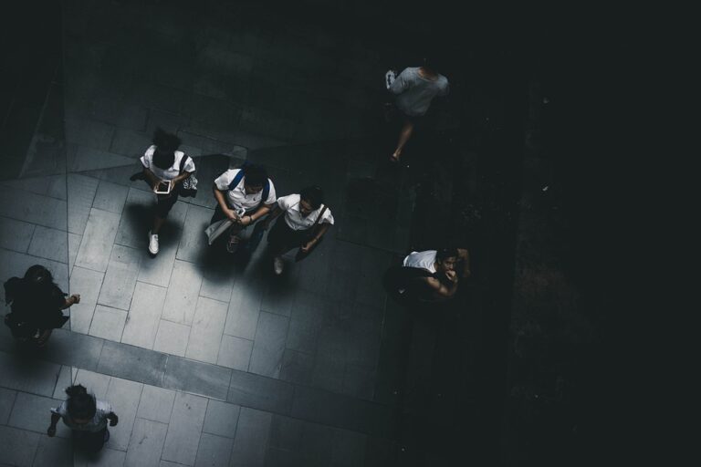 Judul: Trend Sepatu Sekolah Hitam yang Wajib Dimiliki oleh Pelajar di Indonesia